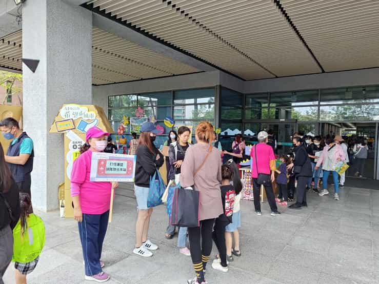 屏東廉政志工陪孩子「打怪」過節 寓教於樂推廣反貪理念「包圍縣府 兒童作主」屏東兒童節特別活動-廉政志工引導排隊
