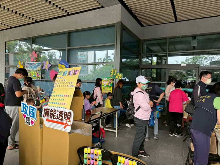屏東廉政志工陪孩子「打怪」過節 寓教於樂推廣反貪理念「包圍縣府 兒童作主」屏東兒童節特別活動-廉政志工協助反貪防詐宣導