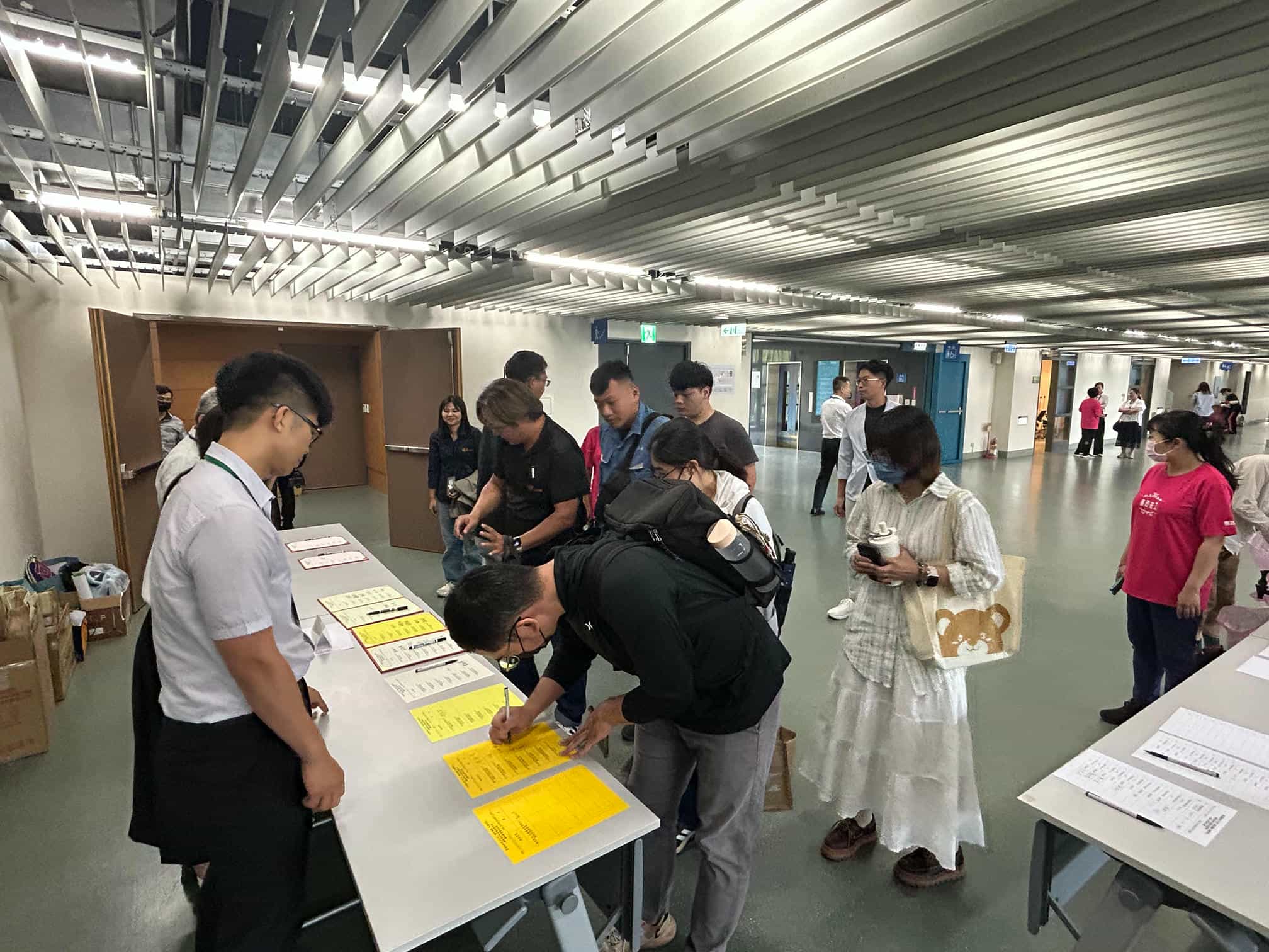 屏東廉政志工同行　產官學共築誠信綠能新典範廉政志工協助引導綠能廠商簽到