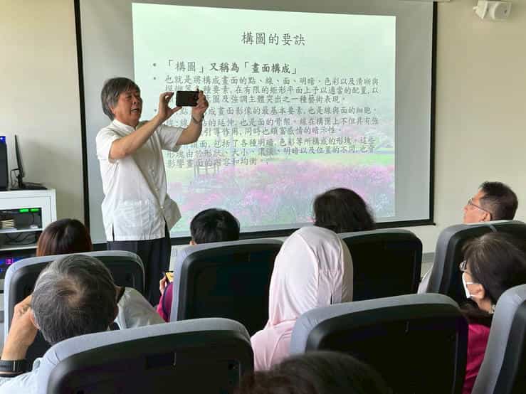 臺南市政府114年廉政志工教育訓練暨志願服務聯繫會議講師教授廉政志工如何拍出專業級美照，廉政志工專心聆聽