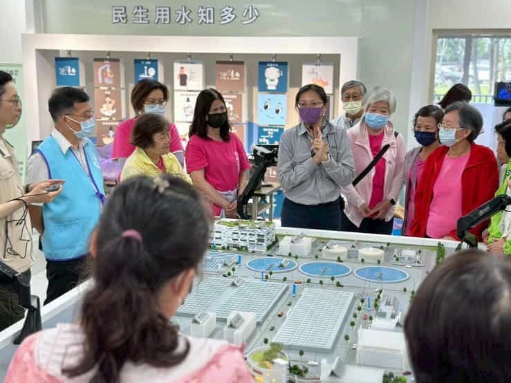 臺南市政府114年廉政志工教育訓練暨志願服務聯繫會議廉政志工參觀安平水資源回收中心，聽取導覽人員說明