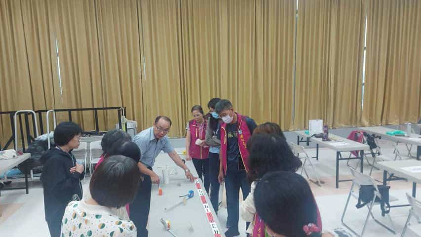 嘉義市府辦理植栽綠美化教育訓練 提升政風與志工綠能素養蔡景株講座講解測量工具