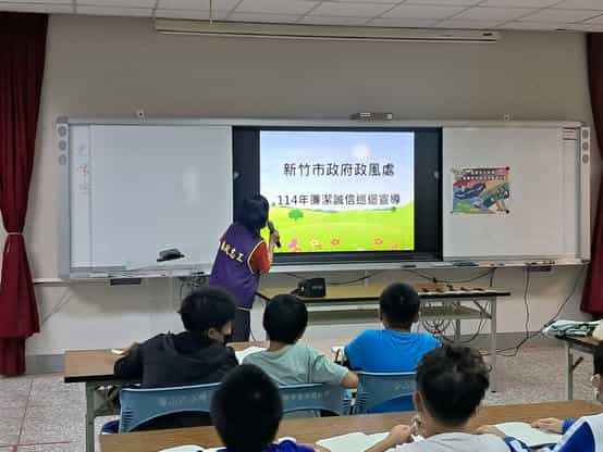 新竹市政府廉政志工隊深入校園，辦理114年上半年校園說故事宣導活動114年內湖國小廉潔誠信巡迴宣導-學童專心聆聽廉政志工宣導