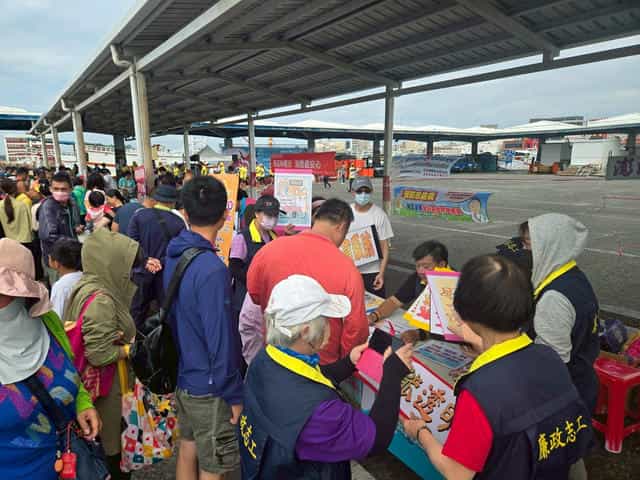 澎湖縣府政風處攜手廉政志工舉辦反貪防詐宣導熱鬧慶端午民眾熱情參與宣導活動