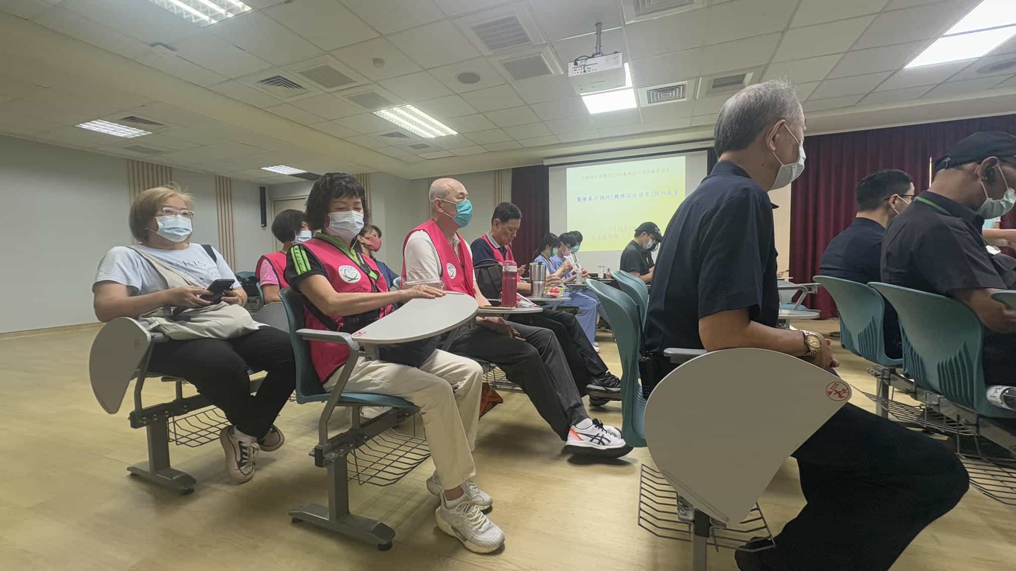 特殊訓練─高雄榮總政風室辦理「醫療暴力預防處置」講習，納入廉政志工廉政志工參加高雄榮總政風室辦理之「醫療暴力預防處置」講習(廉政志工身穿桃紅色背心)。