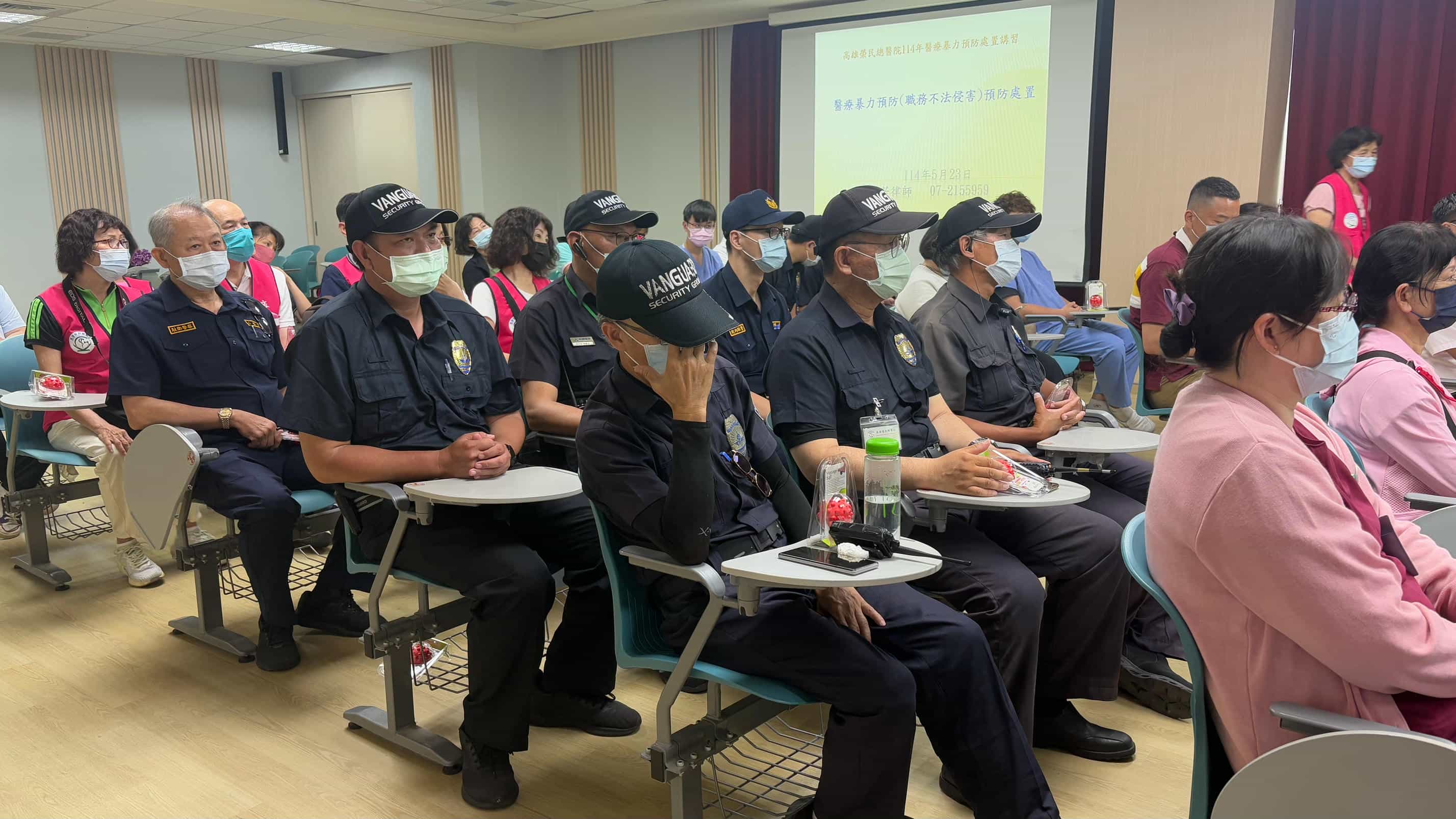 特殊訓練─高雄榮總政風室辦理「醫療暴力預防處置」講習，納入廉政志工廉政志工參加高雄榮總政風室辦理之「醫療暴力預防處置」講習(廉政志工身穿桃紅色背心)。