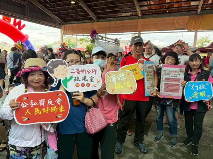 雲林廉政志工協助辦理「2025二崙鄉西瓜節暨模範母親表揚活動」志工與現場民眾合影