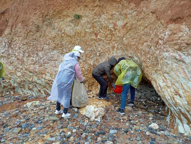 金門縣政府政風處攜手廉政志工守護海洋淨灘(貪)活動淨灘(貪)活動現場照片1