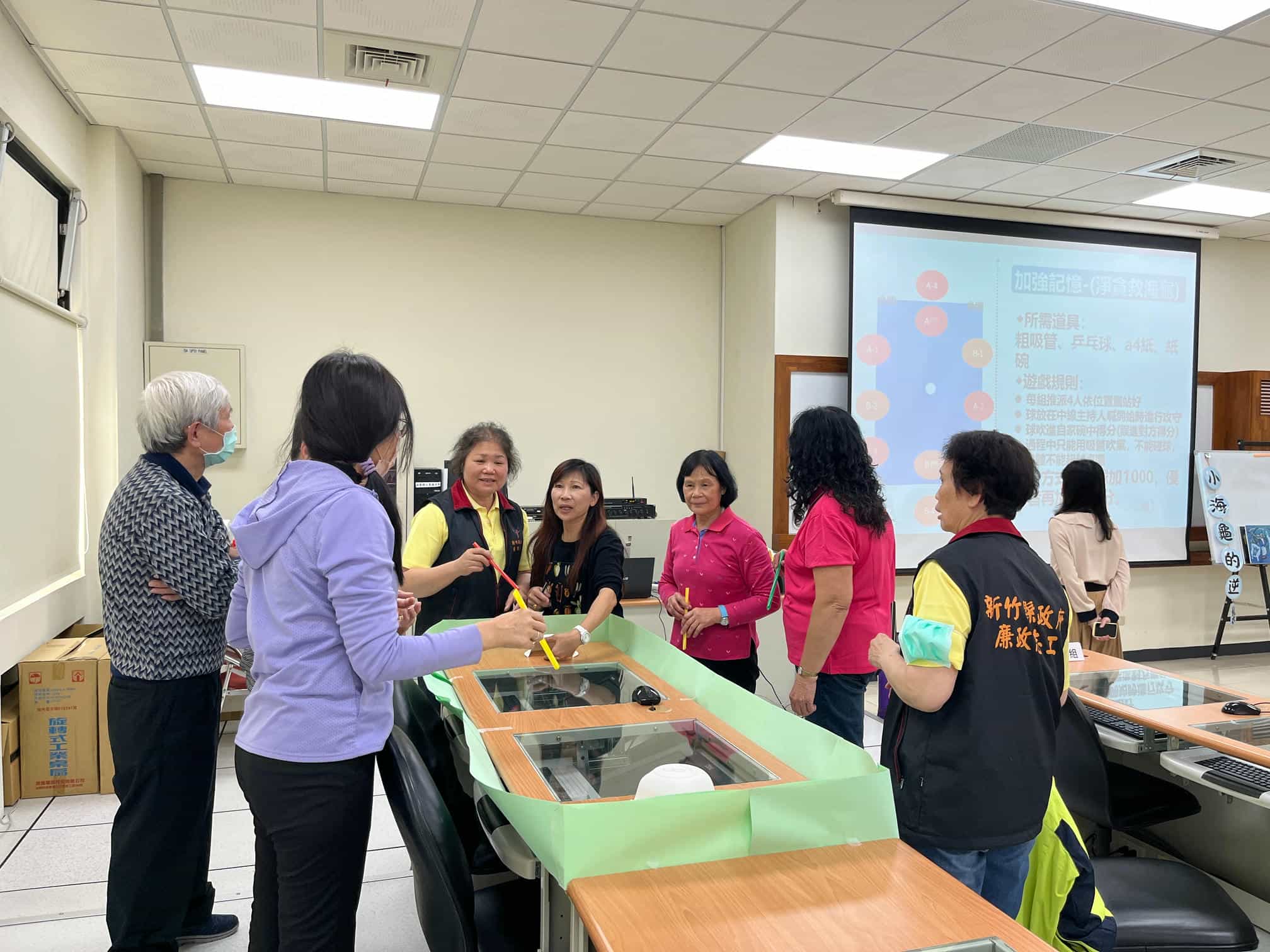 從繪本出發　新竹縣培訓廉政志工向下扎根誠信教育廉政志工進行課堂小遊戲，增加課程趣味性