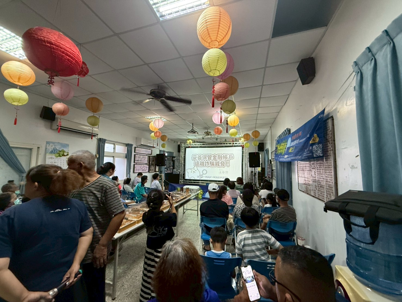 澎湖縣政府政風處偕同廉政志工於湖東社區觀影活動 將反貪、防詐等廉潔觀念「種土」生根播放反貪、防詐等宣導短片