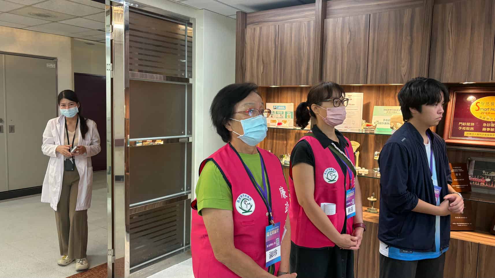 高雄榮總廉政志工參與陽光醫聯營 寓學習於娛樂 培養誠信觀念廉政志工為帶組工作人員，實地帶領學生參訪醫院。