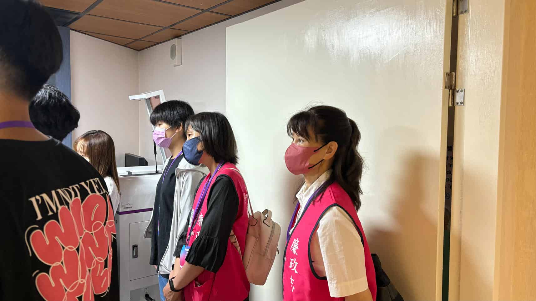 高雄榮總廉政志工參與陽光醫聯營 寓學習於娛樂 培養誠信觀念廉政志工為帶組工作人員，實地帶領學生參訪醫院。