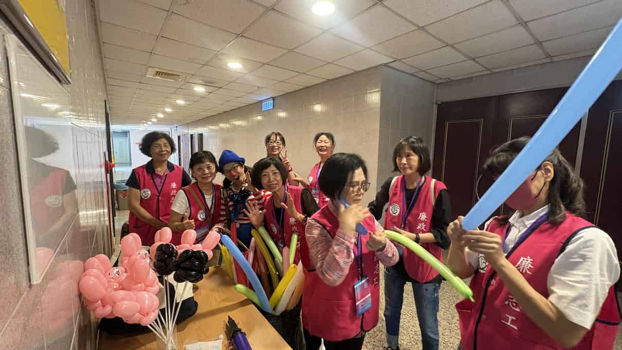 高雄榮總廉政志工參與陽光醫聯營 寓學習於娛樂 培養誠信觀念廉政志工為帶組工作人員，與台灣中油煉製事業部政風室經理楊婉怡合影。