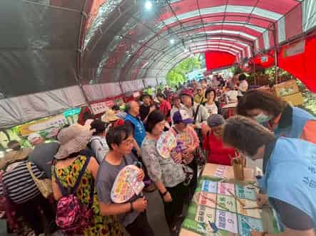 苗廉志工「2025造橋南瓜季」廉能宣導現場人數眾多。