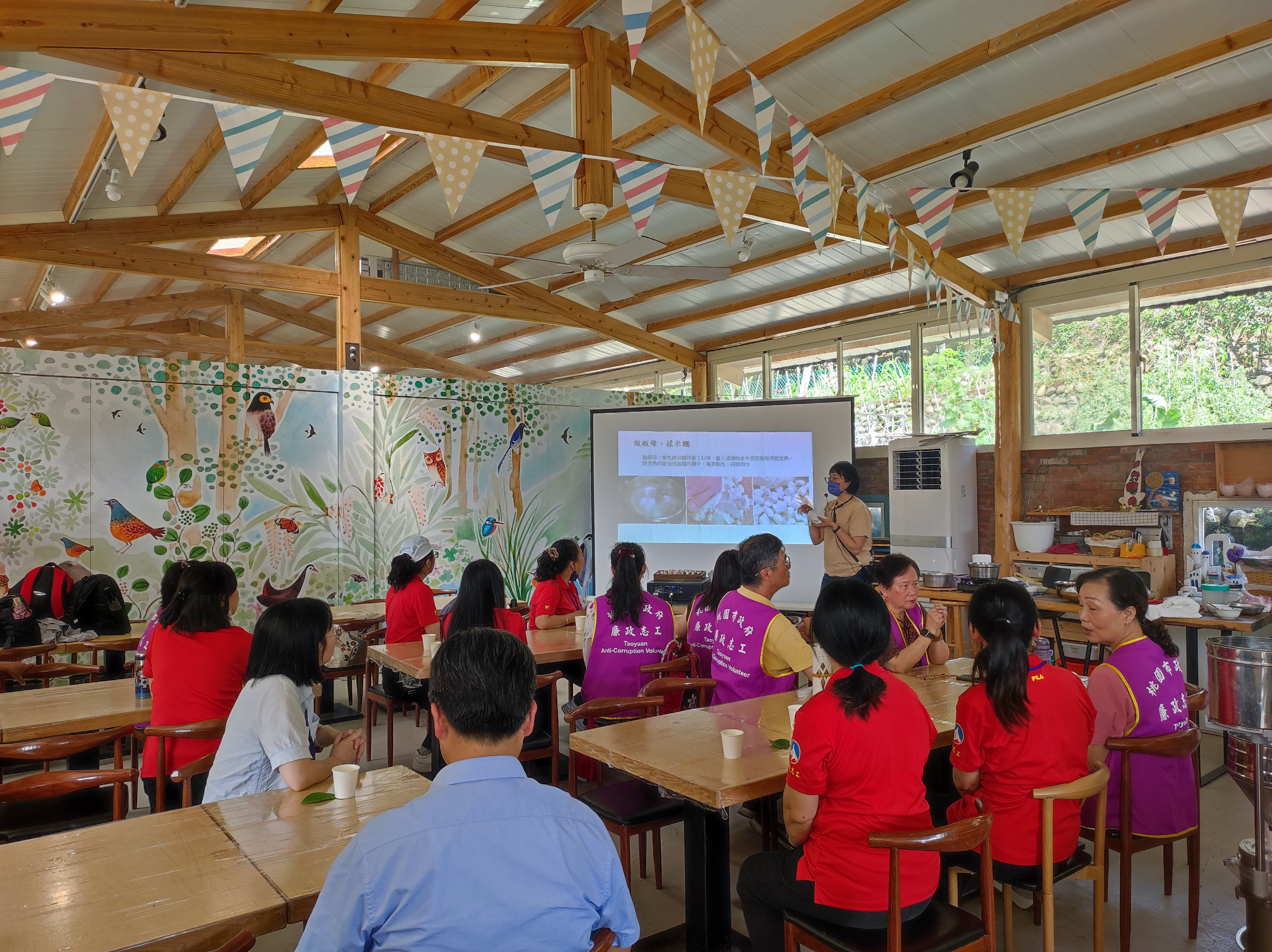桃園市政府政風處辦理114年度「志匯同行，廉動桃金」桃園金門廉政志工跨域交流研習聆聽繞山花園區生態故事
