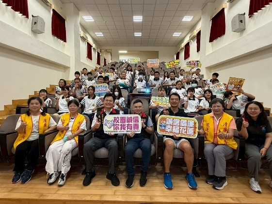 花蓮政風處攜手廉政志工-「用經驗點亮誠信種子．與孩子共築青廉未來」廉政志工至化仁國中宣導<br />
	