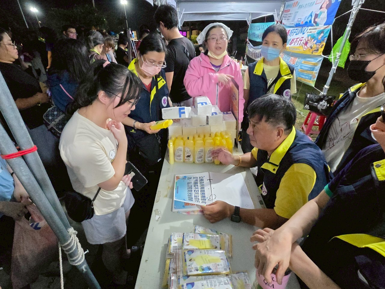 花火節閉幕式 澎湖縣政府政風處偕同廉政志工邀您一起清廉反貪、反賄、反詐民眾參與廉政有獎徵答活動