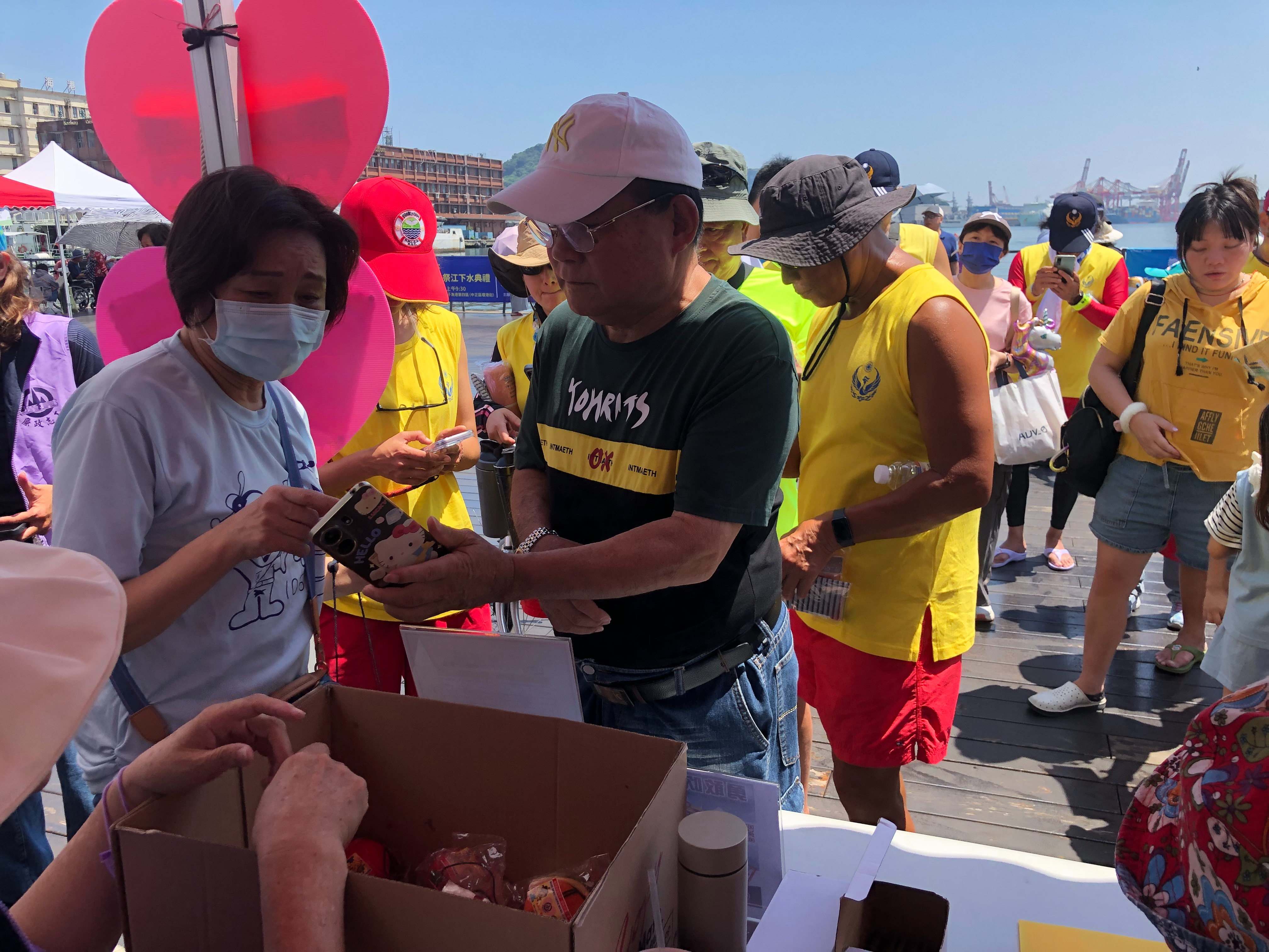 基隆市政府廉政志工協助辦理「114年度端午龍舟競賽嘉年華會活動」反貪觀念龍舟端午廉政志工宣導照片