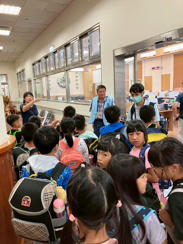 臺灣苗栗地方法院結合廉政志工辦理 114年「逗陣繞法院-龍坑國小參訪日」廉政宣導向學童進行單一窗口業務簡介
