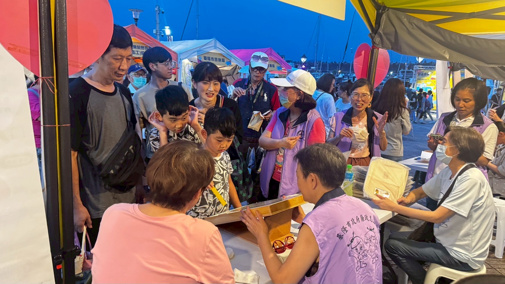 基隆市政府廉政志工協助辦理「2025基隆浪曲嘉年華 KEELUNG LOUNGE FESTIVAL活動」反貪觀念2025基隆浪曲嘉年華廉政宣導照片