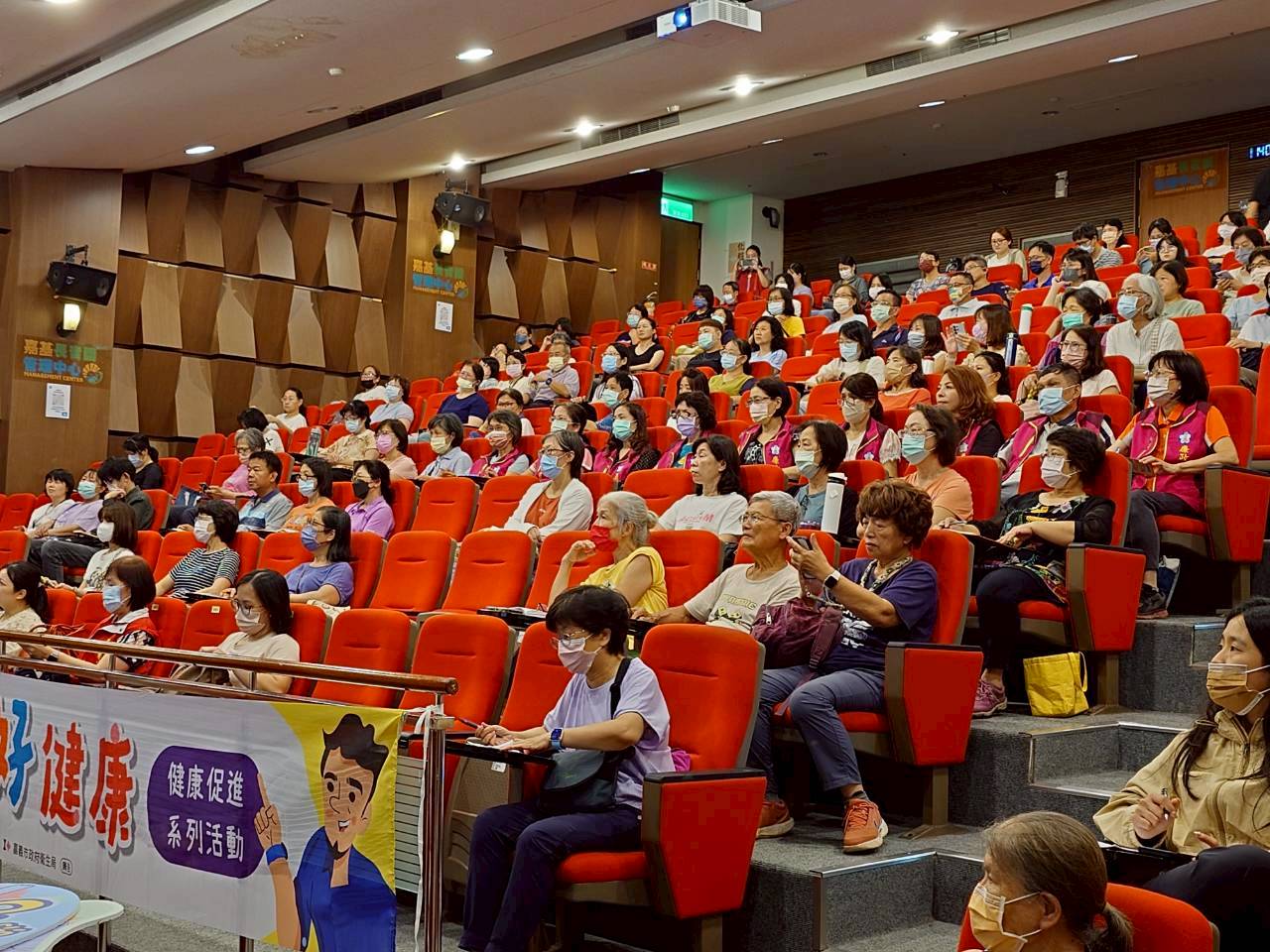 嘉義市政府攜手醫院辦理健康講座　廉政志工收穫滿滿廉政志工認真聽講