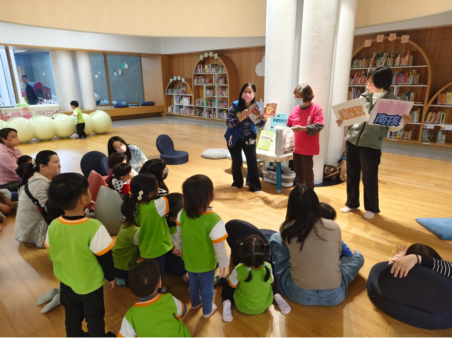 臺南志工說故事-「廉潔從幼童說起　誠信在校園萌芽」廉政志工於臺南市立圖書館新總館以廉政繪本故事內容宣導