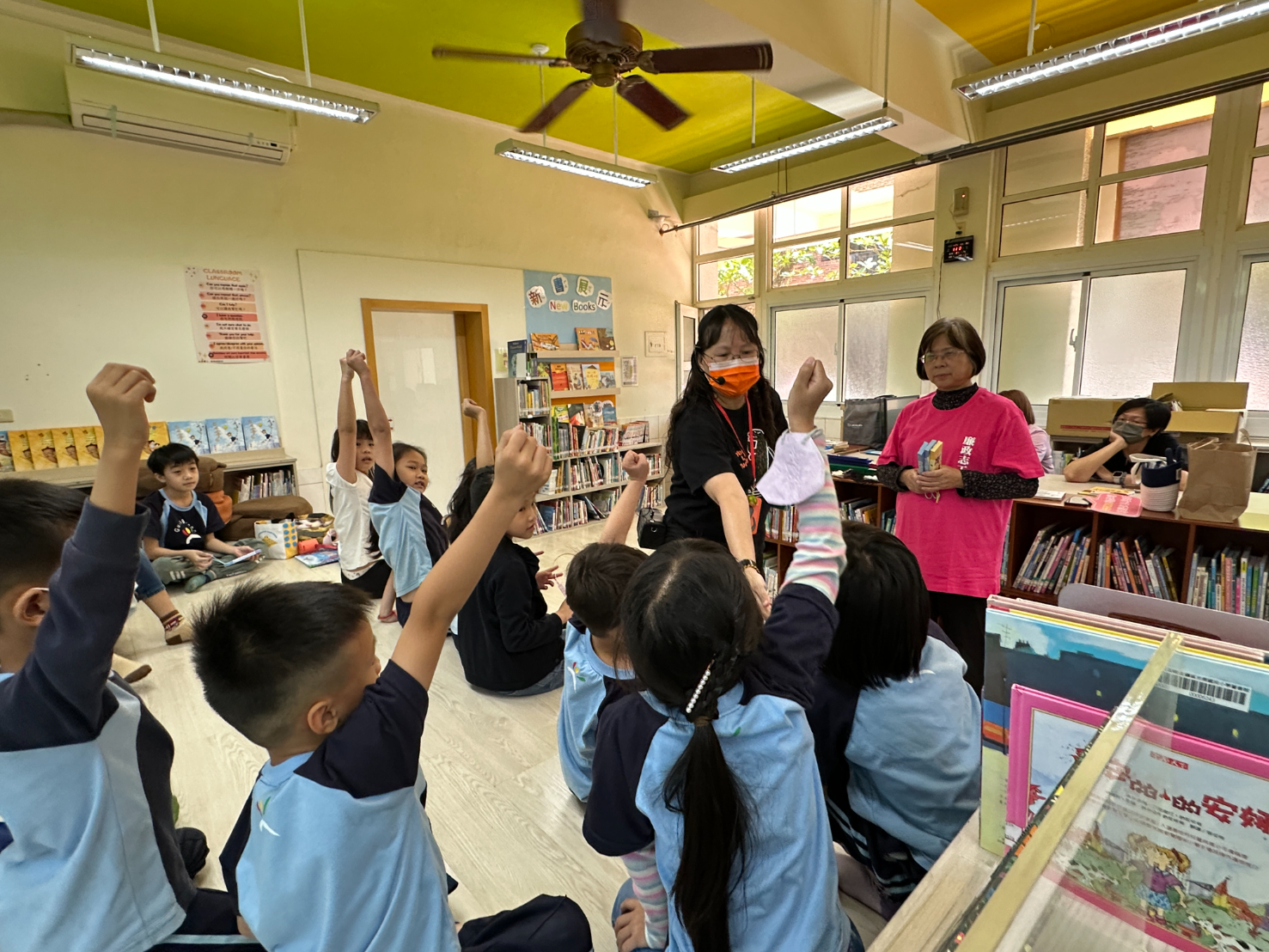 臺南志工說故事-「廉潔從幼童說起　誠信在校園萌芽」廉政志工於臺南市左鎮區光榮國小實驗小學圖書館以廉政繪本故事內容宣導