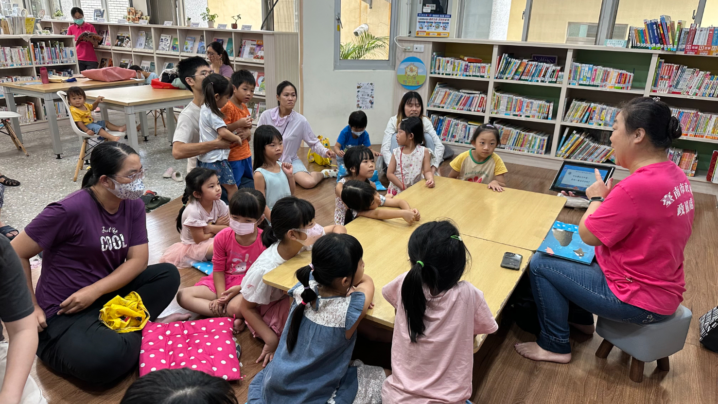 臺南志工說故事-「廉潔從幼童說起　誠信在校園萌芽」廉政志工於臺南市下營圖書館以廉政繪本內容，與孩童互動