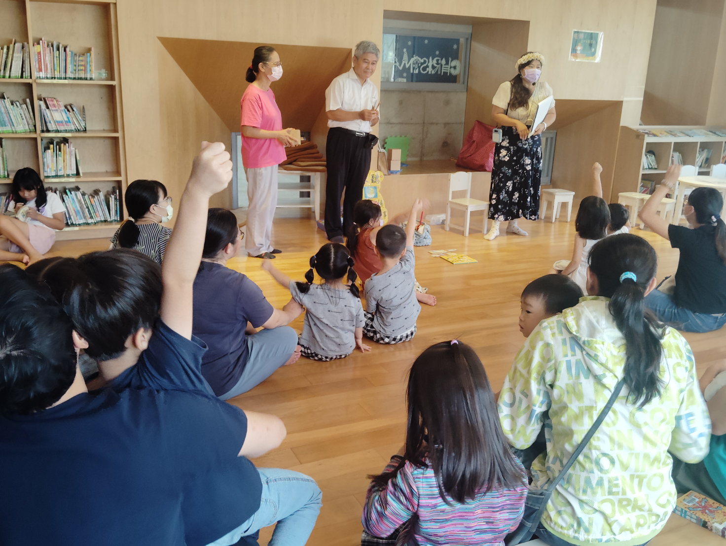 臺南志工說故事-「廉潔從幼童說起　誠信在校園萌芽」廉政志工於臺南市東區裕文圖書館協助老師以廉政繪本說故事