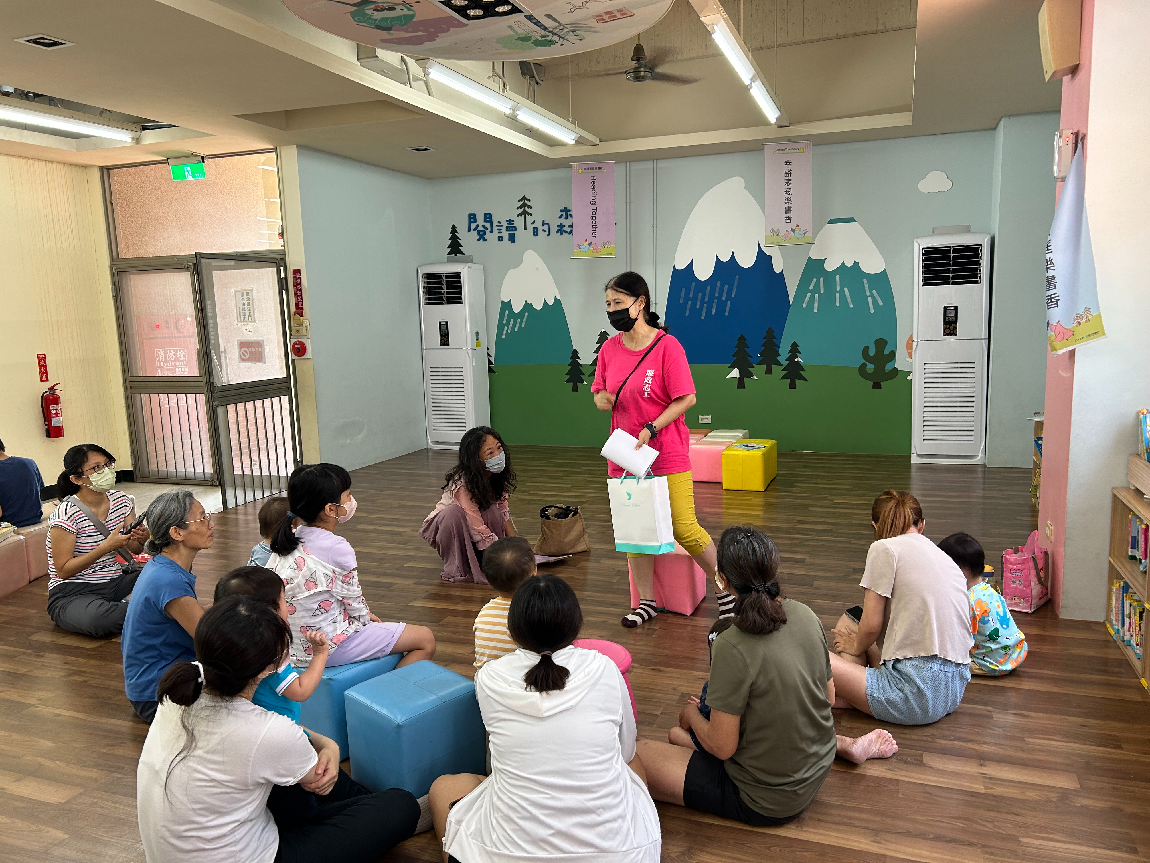 臺南志工說故事-「廉潔從幼童說起　誠信在校園萌芽」廉政志工於臺南市安平區圖書館以廉政繪本故事內容宣導