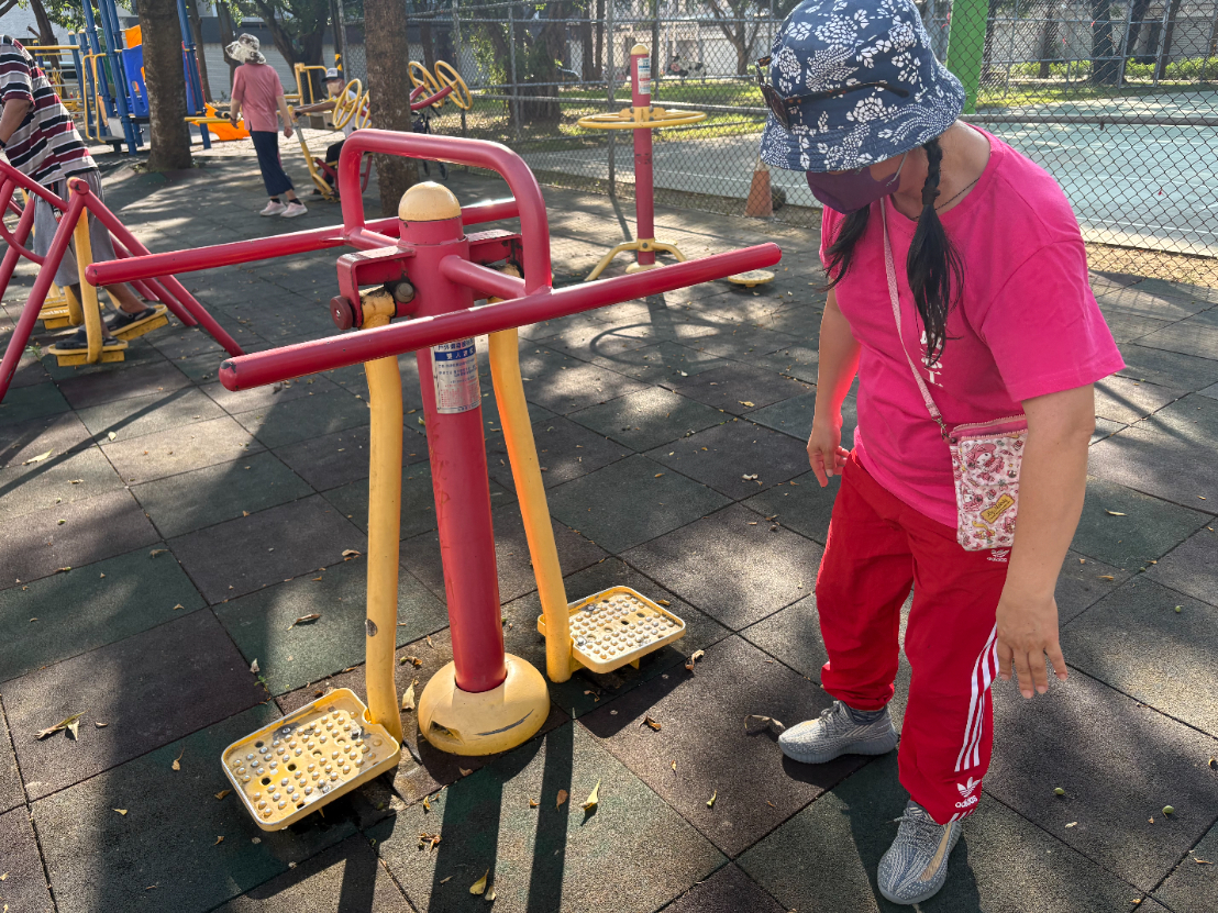 遊戲的笑聲背後，有我們的守護-臺南志工廉政志工巡查柳營區中埕里鄰公園，發現遊具頂部關節變形。