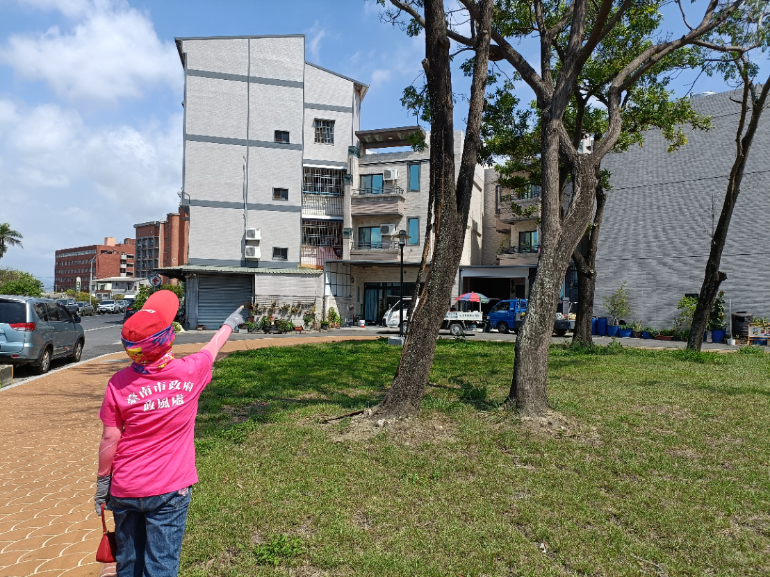 遊戲的笑聲背後，有我們的守護-臺南志工廉政志工巡查鹽水區公兒15公園，發現樹皮剝落待清除。