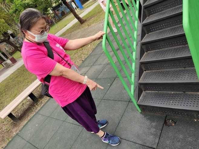 遊戲的笑聲背後，有我們的守護-臺南志工廉政志工巡查永康區公兒4-5公園，發現地墊破損破洞。