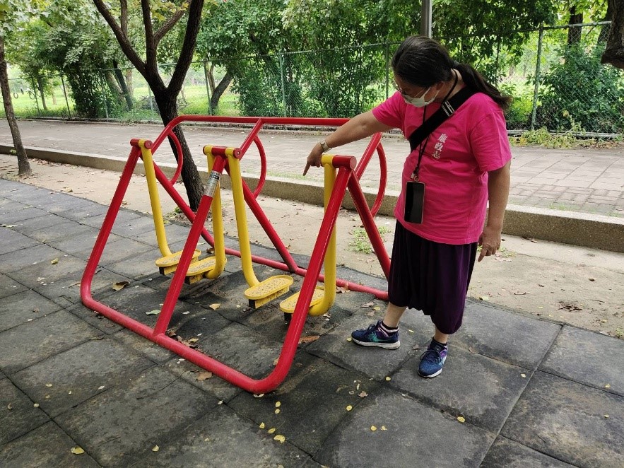 遊戲的笑聲背後，有我們的守護-臺南志工廉政志工巡查永康區探索教育公園，發現緩衝地墊破裂且凹凸不平。