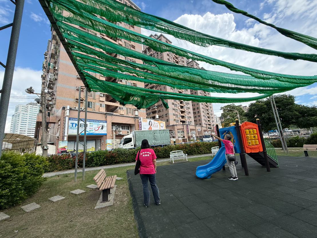 遊戲的笑聲背後，有我們的守護-臺南志工廉政志工巡查永康區六合公園，發現遮陽網打結。