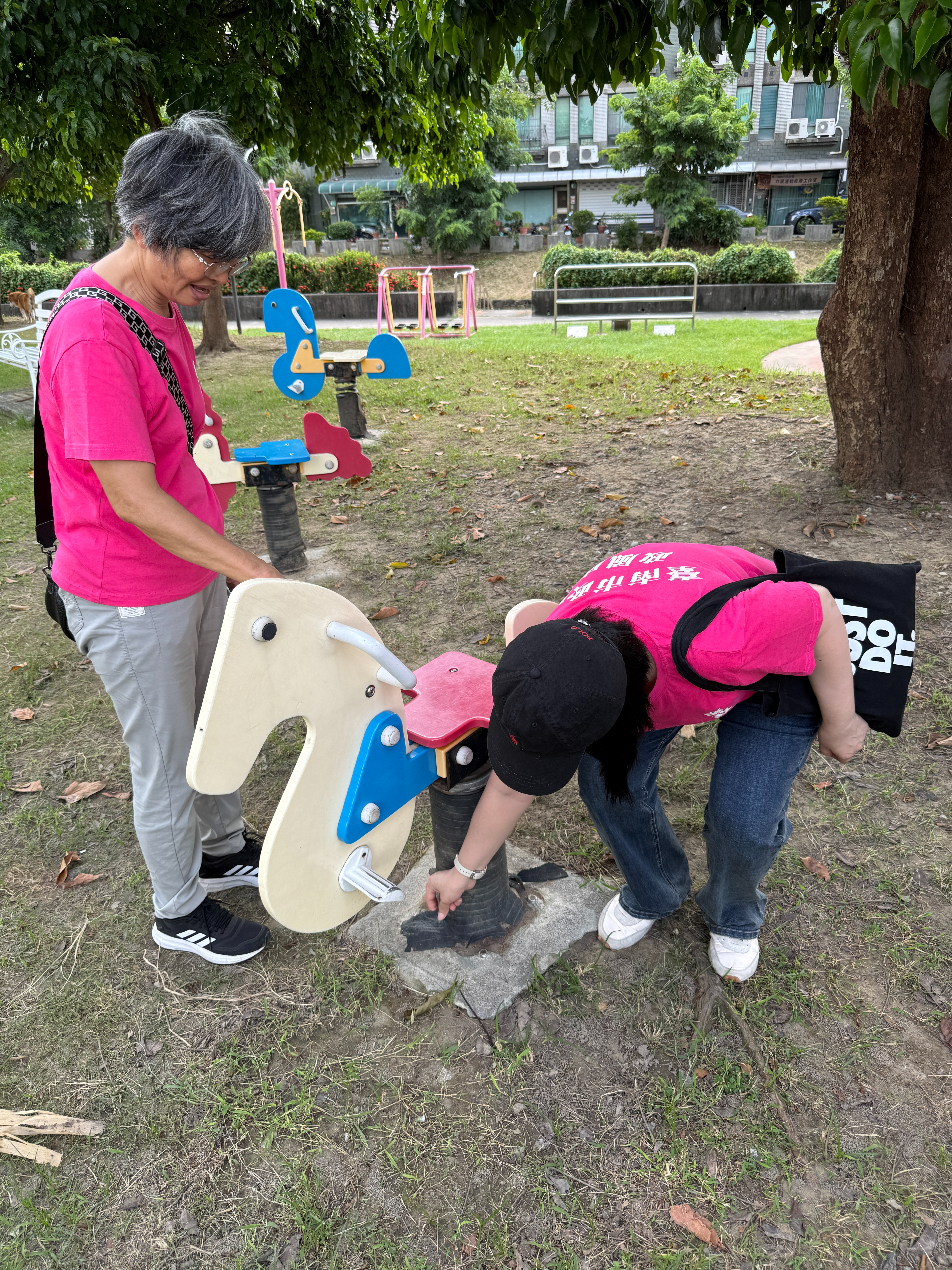 遊戲的笑聲背後，有我們的守護-臺南志工廉政志工巡查永康區六合公園，發現搖搖馬膠帶脫落。