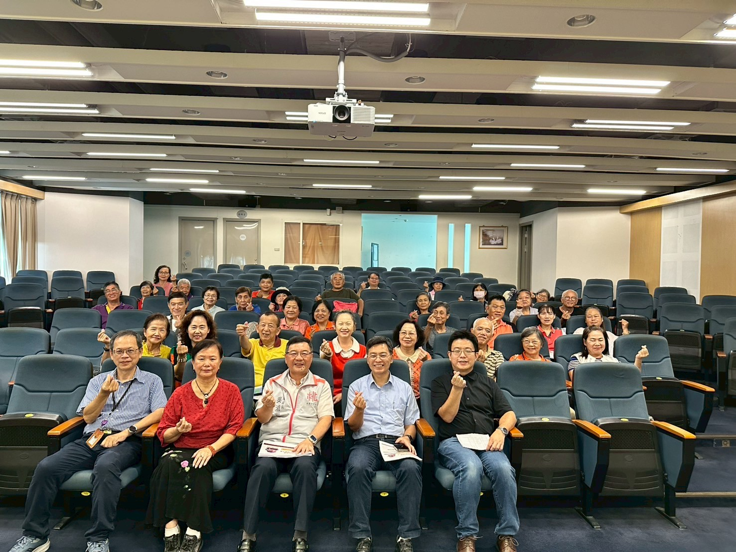 桃園市政府政風處辦理114年度廉政志工大會暨廉潔品格教育專題課程全體志工大合照