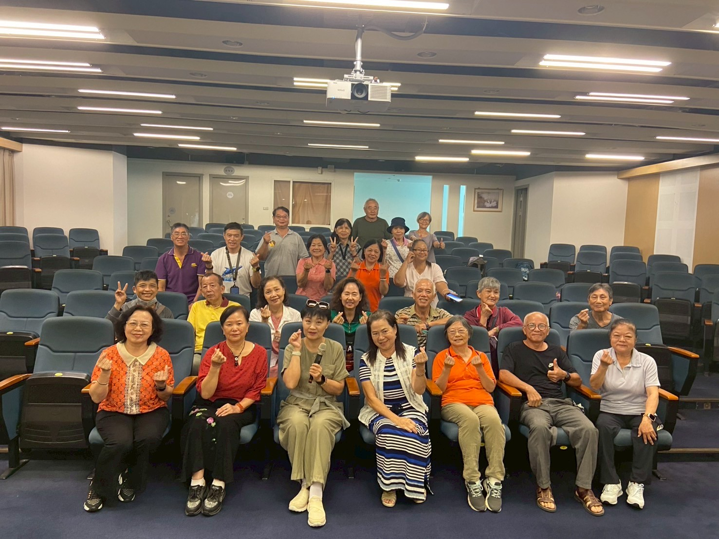 桃園市政府政風處辦理114年度廉政志工大會暨廉潔品格教育專題課程與講師大合照