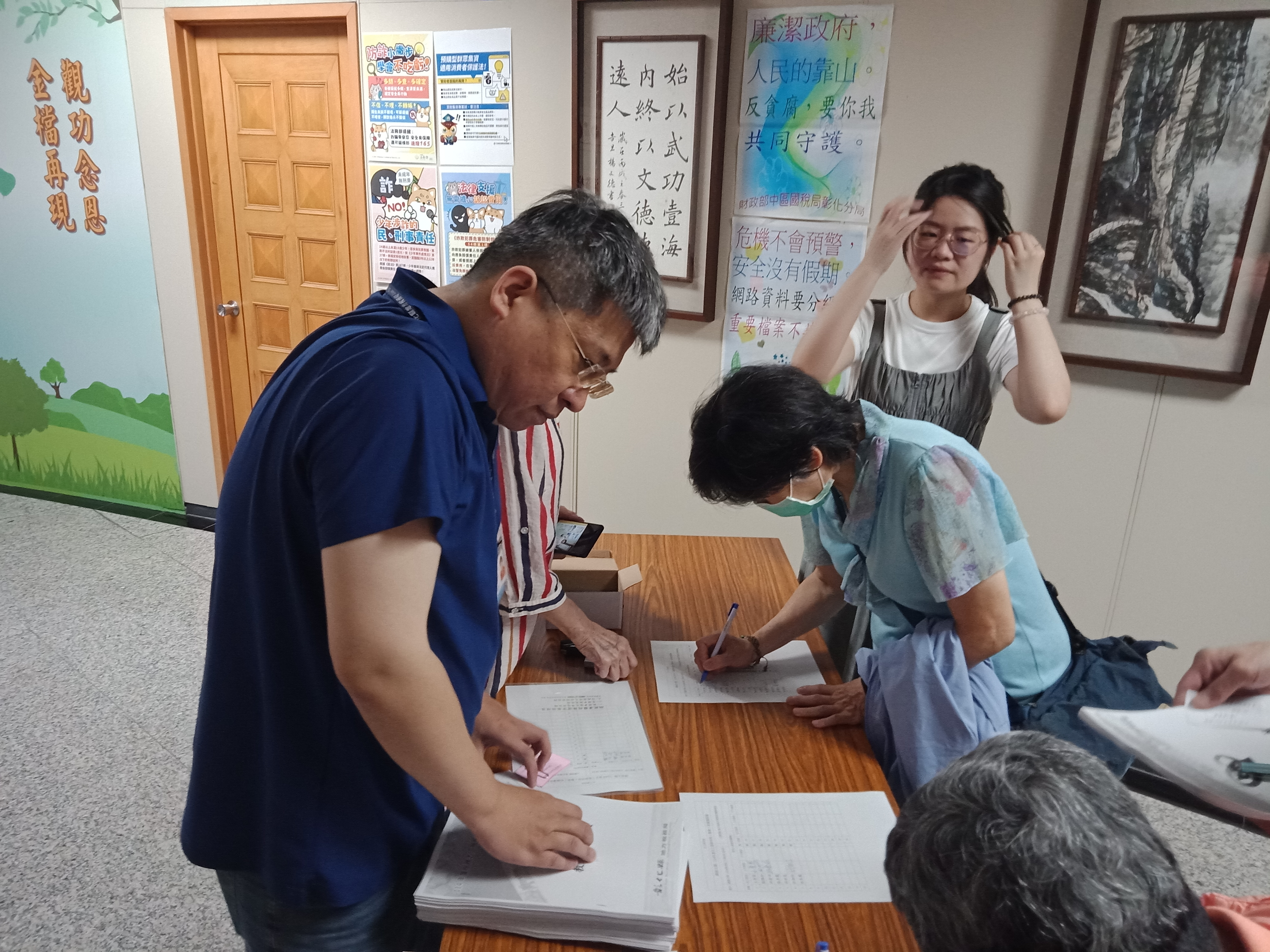 中區國稅局彰化分局舉辦「114年廉政志工專業訓練」中區國稅局彰化分局舉辦「114年廉政志工專業訓練」-廉政志工協助會場簽到作業