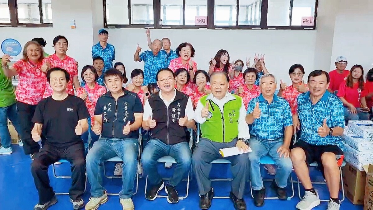 澎湖縣馬公市公所政風室攜手廉政志工與社區同心協力防詐騙、反貪腐縣長陳光復蒞臨活動會場與民眾合照