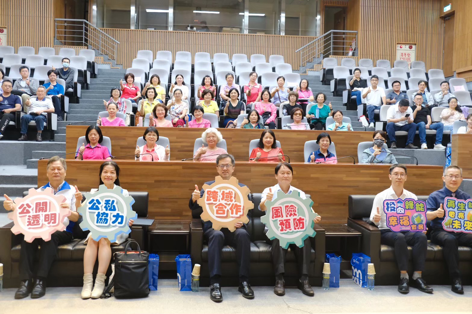 「陽光透明、永續綠能」南投縣府攜手志工啟動採購廉政平臺全體參與人員大合照
