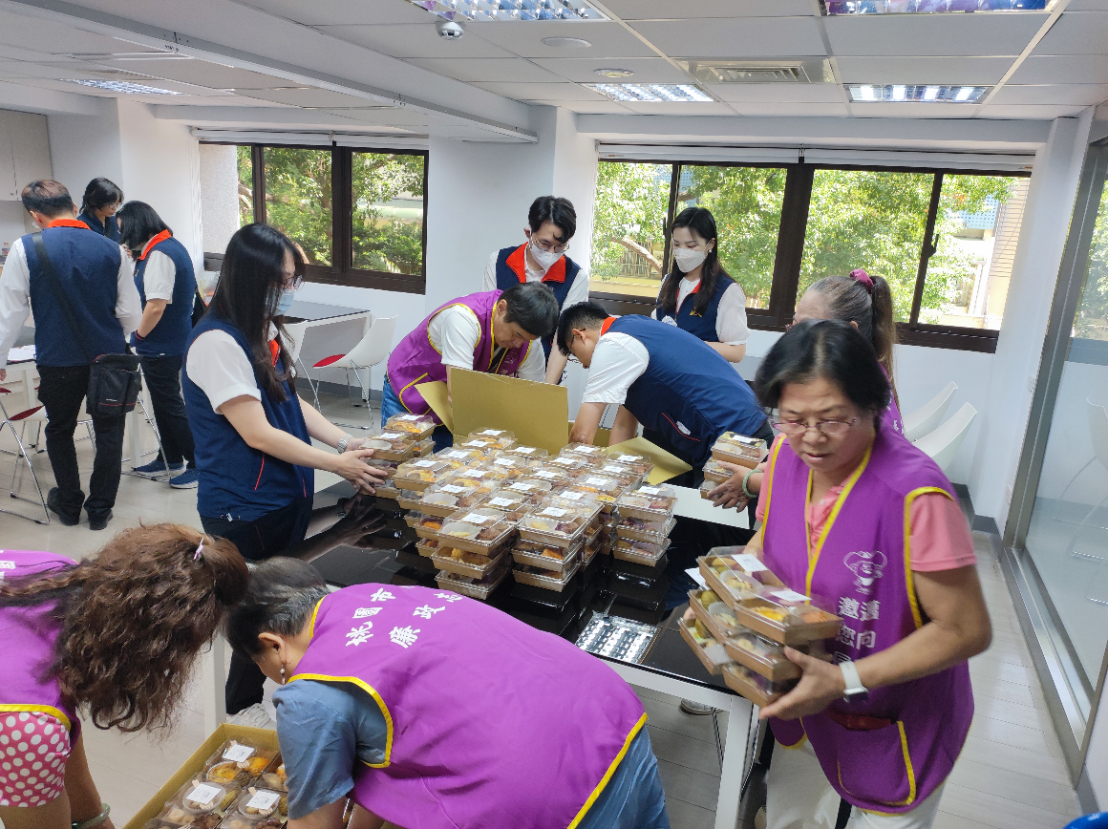 強化道安廉能治理　桃園市政府廉政志工培訓深化專業視野廉政志工協助擺放茶點