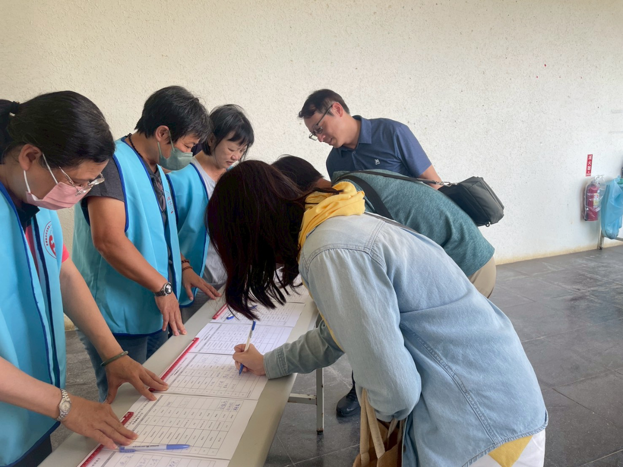 澎湖縣政府政風處辦理廉政法紀專業教育訓練　強化志工法治觀念與宣導效能廉政志工協助參與本次講習人員簽到