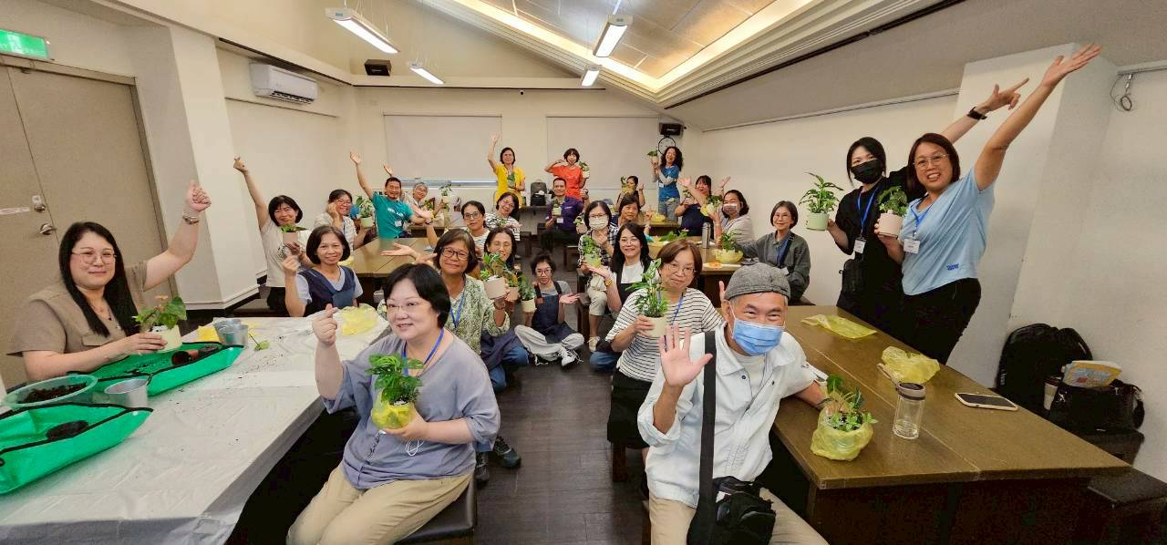 臺北市政府政風處開設誠信義工培訓課程，攜手義工培養學童誠信意識心靈花園小盆栽作品完成