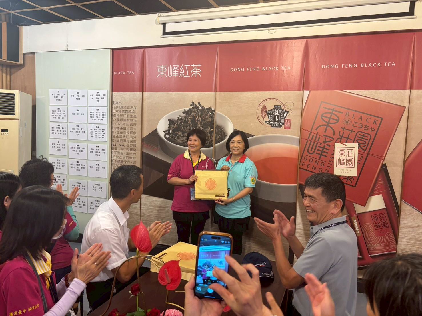 臺中市政府政風處114年廉政志工觀摩研習活動交流地方特色物產。