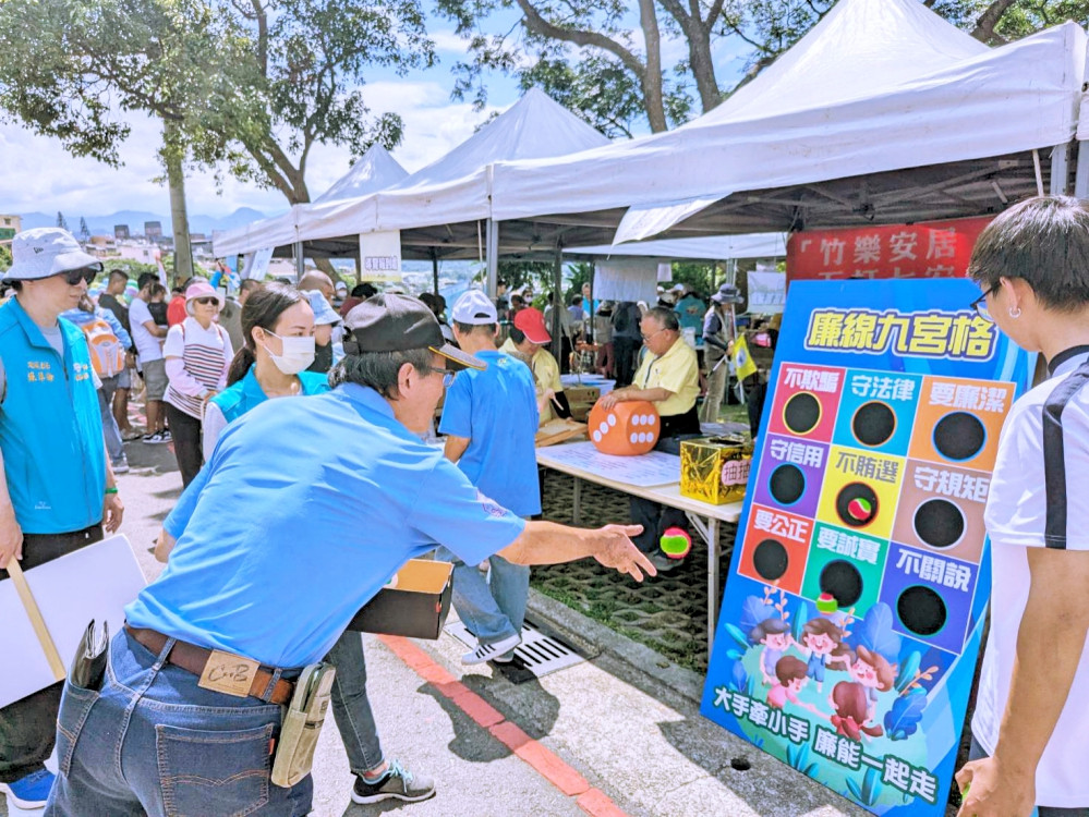 竹縣廉政志工熱力助陣　攜手彩繪關西田園新風貌廉政志工與民眾互動遊戲