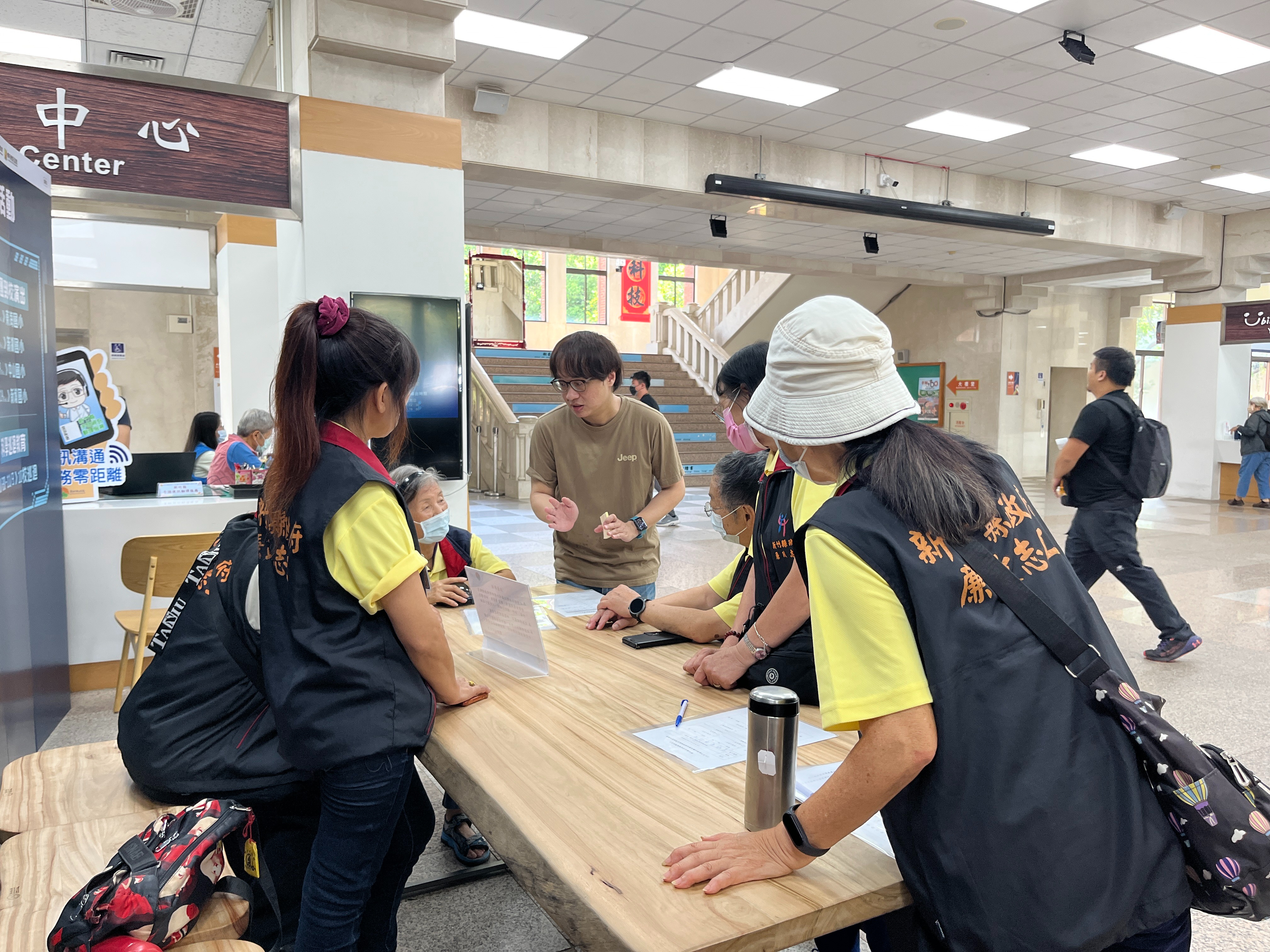 廉政志工攜手宣導中秋廉潔風尚　政風處推動「不送禮、不邀宴」專案活動宣導前由政風處同仁進行教育訓練