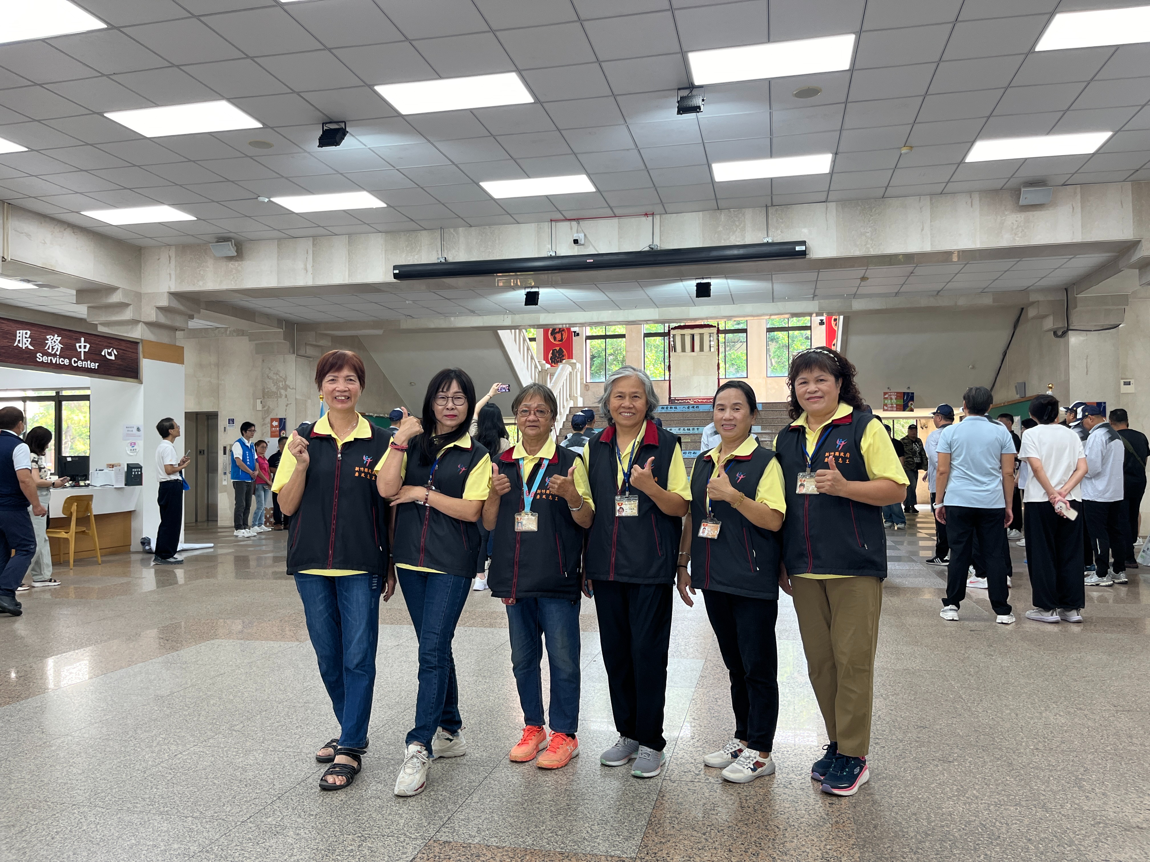 廉政志工攜手宣導中秋廉潔風尚　政風處推動「不送禮、不邀宴」專案活動廉政志工向洽公民眾宣導「不送禮、不邀宴」之觀念